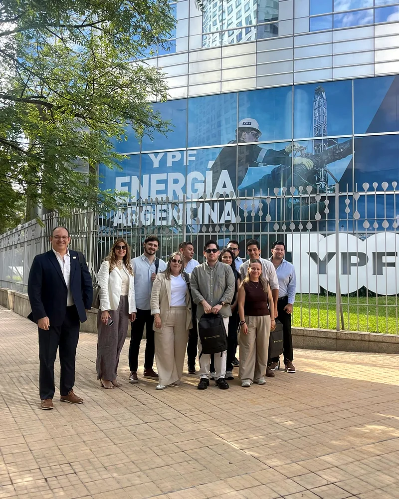 Grupo de la inmersión frente al edificio de YPF