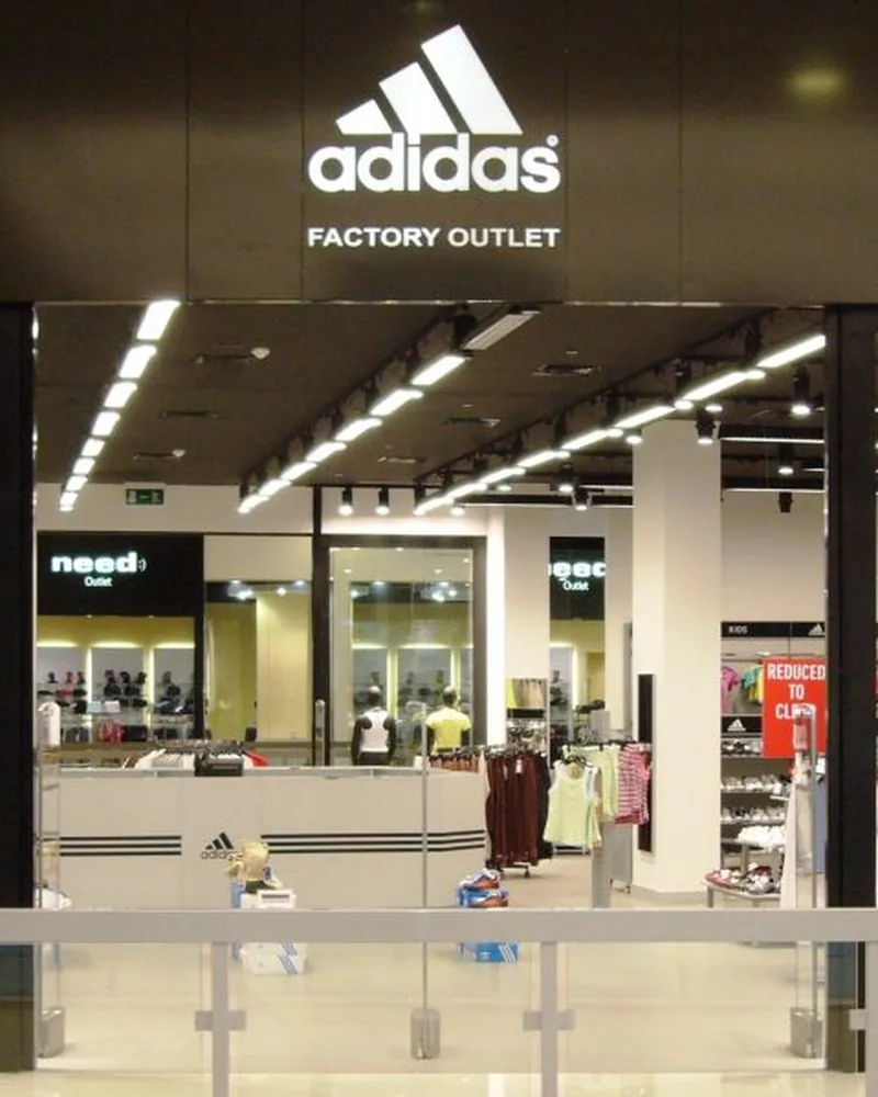 Fachada de una tienda de Adidas, marca global de retail anfitriona de la inmersión