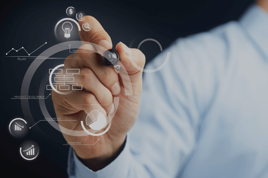 Ejecutivo trazando gráficos digitales para alinear talento y estrategia en 2025 con enfoque en innovación, finanzas y desarrollo organizacional.