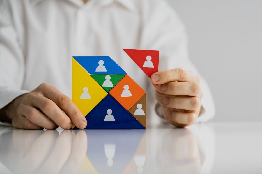 Figura conceptual de un HR Business Partner representada con bloques de colores que simbolizan la gestión de personas dentro de una organización